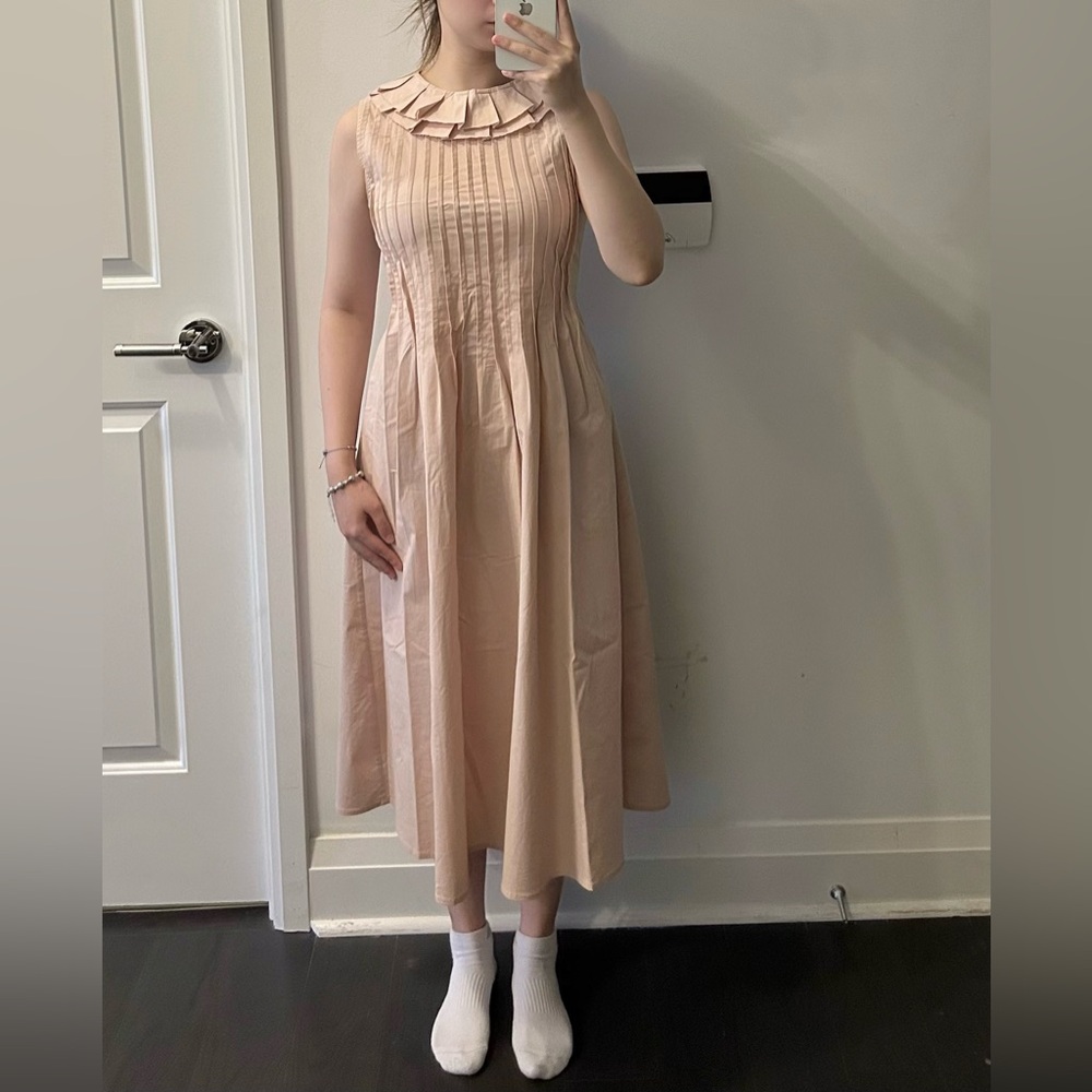 Elegant Sleeveless Cream Dress with collar